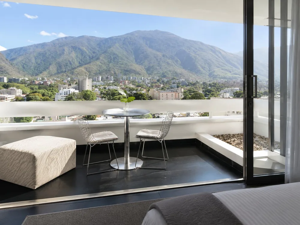 Terraza de suite con vista a la ciudad — CUARTA AVENIDA SUITES
