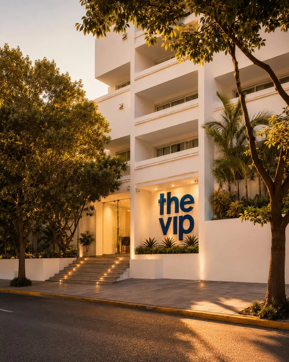 Entrada del Hotel al atardecer — CUARTA AVENIDA SUITES