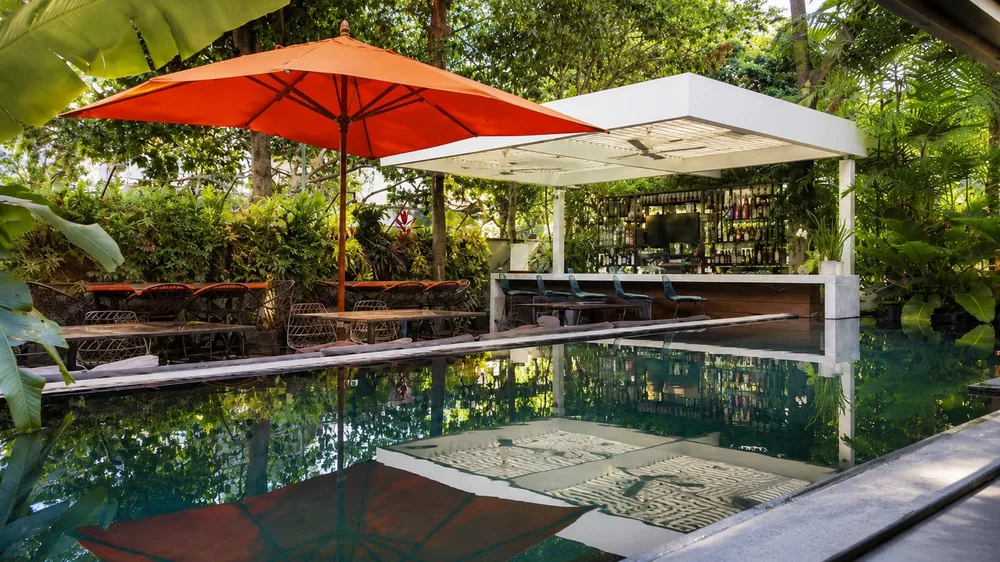 Piscina y Barra de la Piscina — CUARTA AVENIDA SUITES